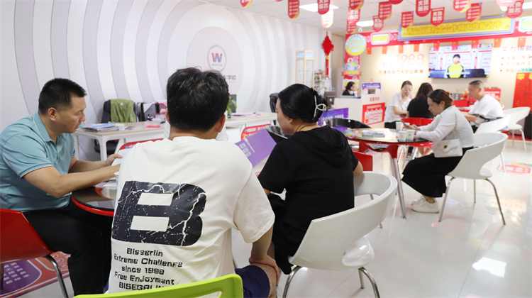 西安中考出分！西安萬通報(bào)名現(xiàn)場持續(xù)升溫……