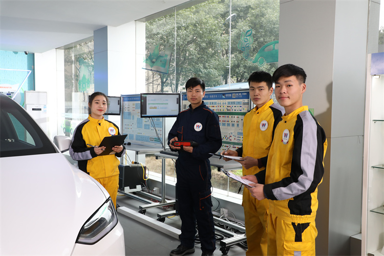 【油車維修工不會修新能源車？】短期的汽車新能源技術更適合成年人選擇！