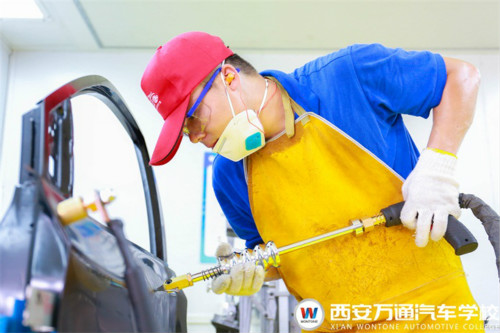 西安萬通汽車學校學子實訓(xùn)