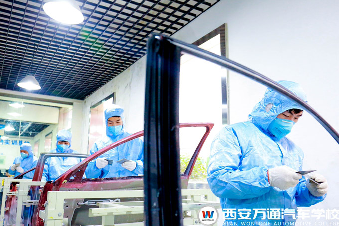 西安萬(wàn)通汽車噴涂實(shí)訓(xùn)學(xué)習(xí)
