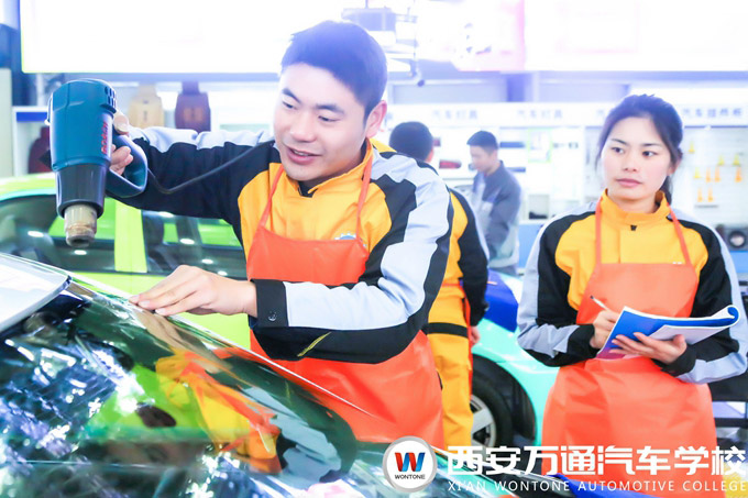 西安萬通汽車美容學(xué)子實訓(xùn)