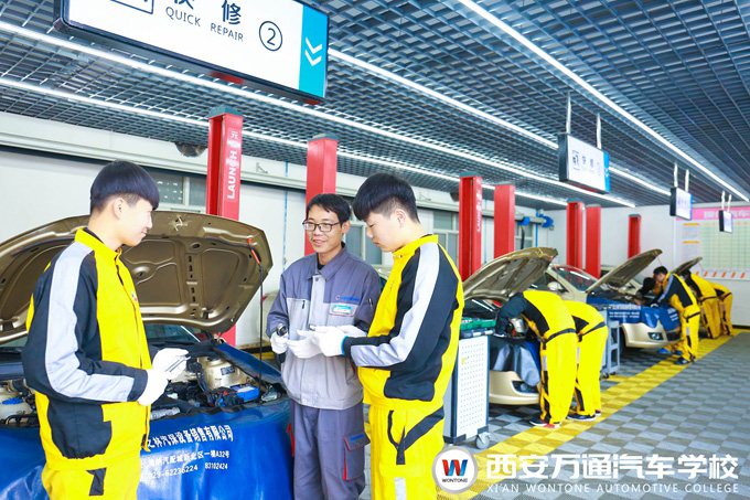 西安萬(wàn)通汽車(chē)學(xué)校實(shí)訓(xùn)課堂