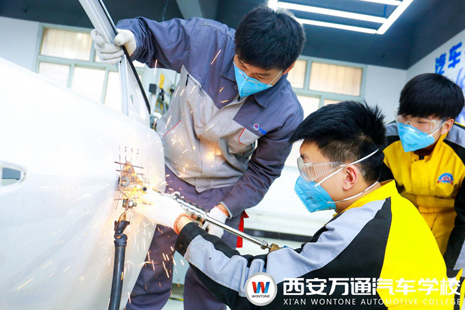 西安萬(wàn)通汽車(chē)學(xué)校汽車(chē)鈑金教學(xué)課堂
