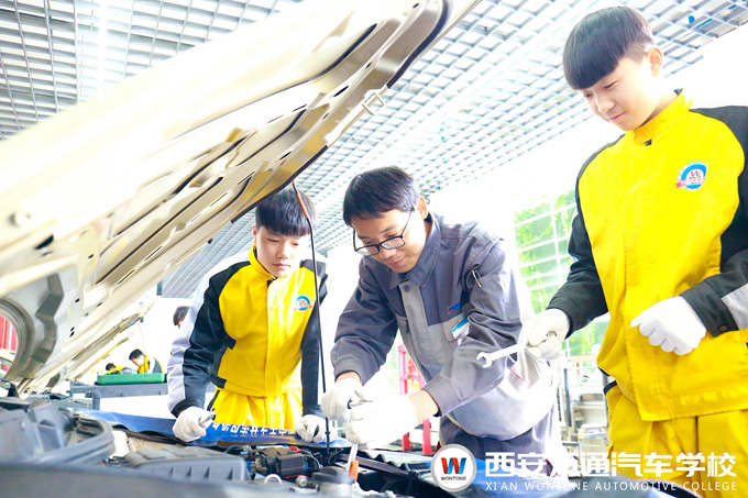 西安萬(wàn)通汽車(chē)學(xué)校汽車(chē)機(jī)電維修教學(xué)課堂