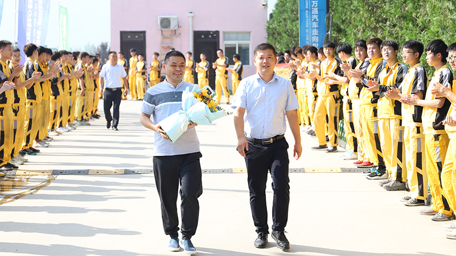 汽修行業(yè)頂級(jí)大師李東江教授蒞臨西安萬(wàn)通講學(xué)1