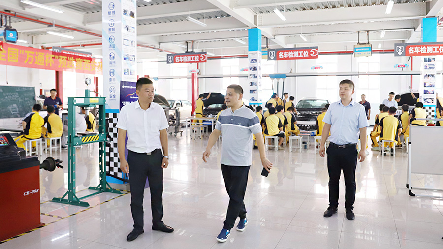 汽修行業(yè)頂級(jí)大師李東江教授蒞臨西安萬(wàn)通講學(xué)3