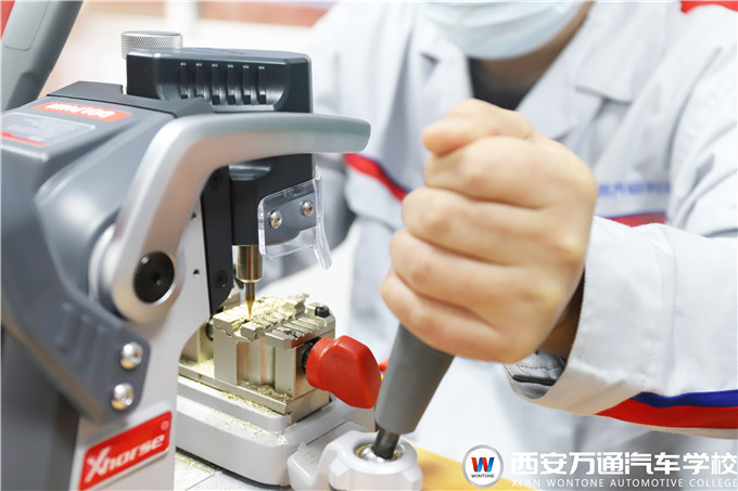 學高端汽車配鑰匙技術，就來西安萬通汽車學校！